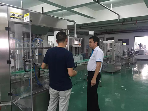 歡迎馬來西亞客戶參觀醬料包裝機生產(chǎn)現(xiàn)場(圖2)