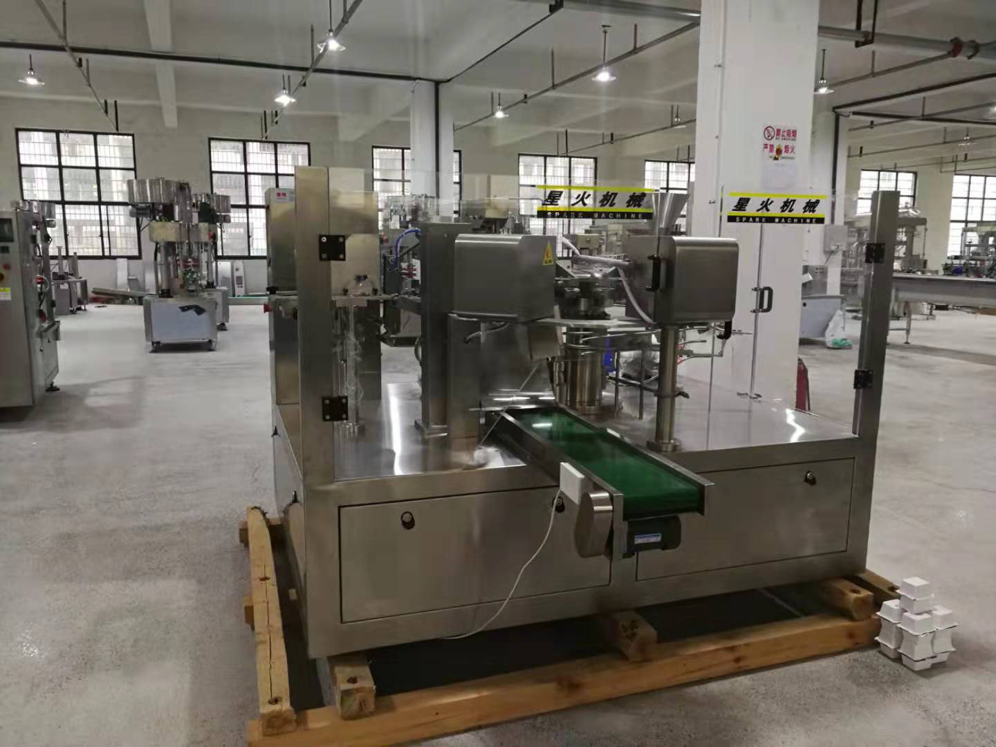 全自動給袋式醬料包裝機實現(xiàn)自動化、智能化(圖1) 全自動給袋式醬料包裝機實現(xiàn)自動化、智能化(圖1)