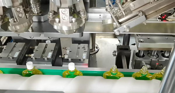 多品類兼容!自動(dòng)灌裝旋蓋生產(chǎn)線成紅花油、風(fēng)油精企業(yè)新選擇(圖1) 多品類兼容!自動(dòng)灌裝旋蓋生產(chǎn)線成紅花油、風(fēng)油精企業(yè)新選擇(圖1)