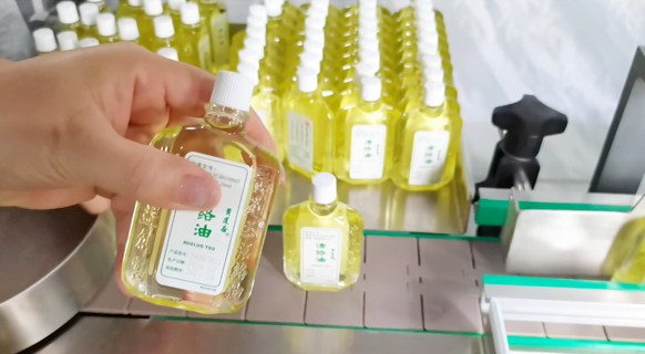 多品類兼容!自動(dòng)灌裝旋蓋生產(chǎn)線成紅花油、風(fēng)油精企業(yè)新選擇(圖3) 多品類兼容!自動(dòng)灌裝旋蓋生產(chǎn)線成紅花油、風(fēng)油精企業(yè)新選擇(圖3)