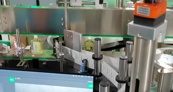 多品類兼容!自動(dòng)灌裝旋蓋生產(chǎn)線成紅花油、風(fēng)油精企業(yè)新選擇(圖2) 多品類兼容!自動(dòng)灌裝旋蓋生產(chǎn)線成紅花油、風(fēng)油精企業(yè)新選擇(圖2)